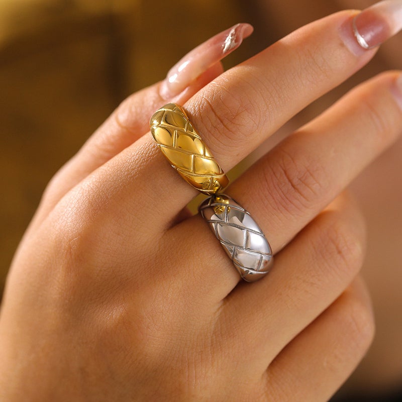 Style Plaid Gloomy Ring Niche Retro Design Titanium Steel Plated 18K Gold Couple Ring - Image 5